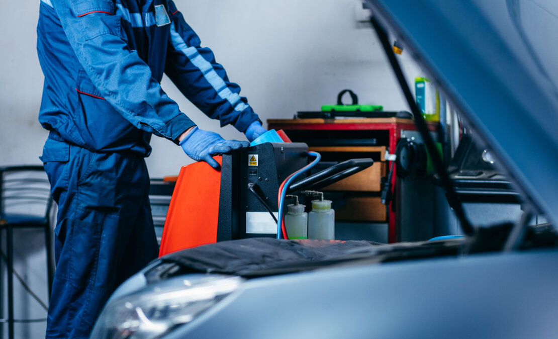 Hand bedient die Klimaanlage im Auto