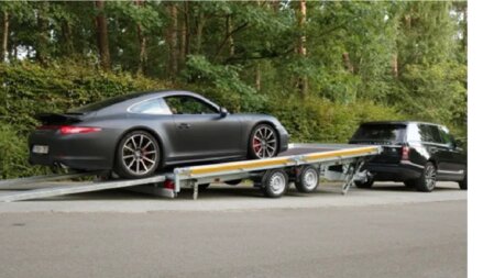 Auto auf einem Fahrzeugtransporter