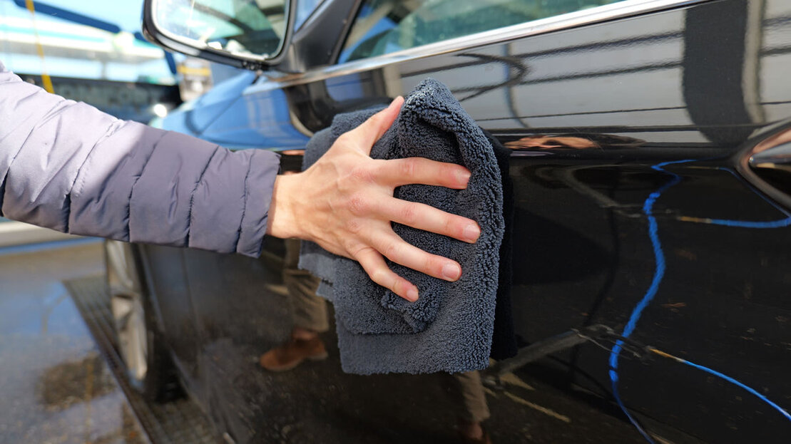 Aufbereitetes Auto mit glänzendem Lack